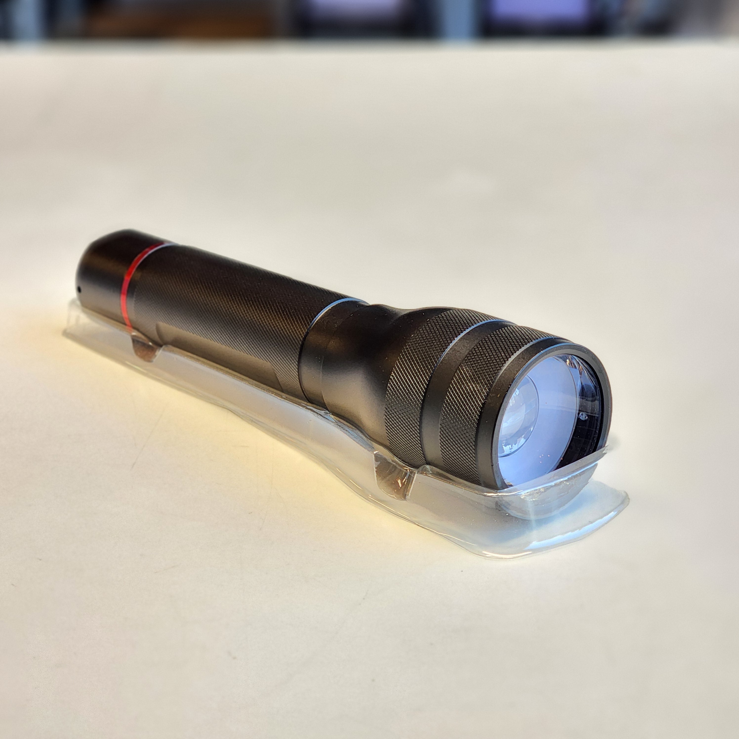 G450 1630 Lumens Alkaline LED Handheld Flashlight (21864) G450 1630 Lumens Alkaline LED Handheld Flashlight (21864)